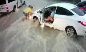 Akıntıya kapılan çocuğu son anda kurtardı