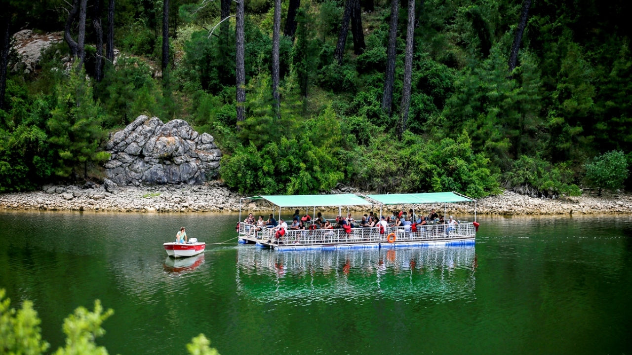 Bir işletme sayesinde motorlu tekneyle çekilen yüzer platform üzerinde gruplar halinde gölü seyir imkanı bulan turistler, hayran kaldıkları sahada vakit geçirmenin keyfini yaşıyor.