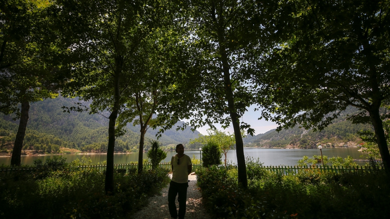 Köy sakinlerinden Kağan Büyük ise baraj gölünün mükemmel manzarasıyla stres atmak için çok güzel bir yer olduğunu belirtti.
