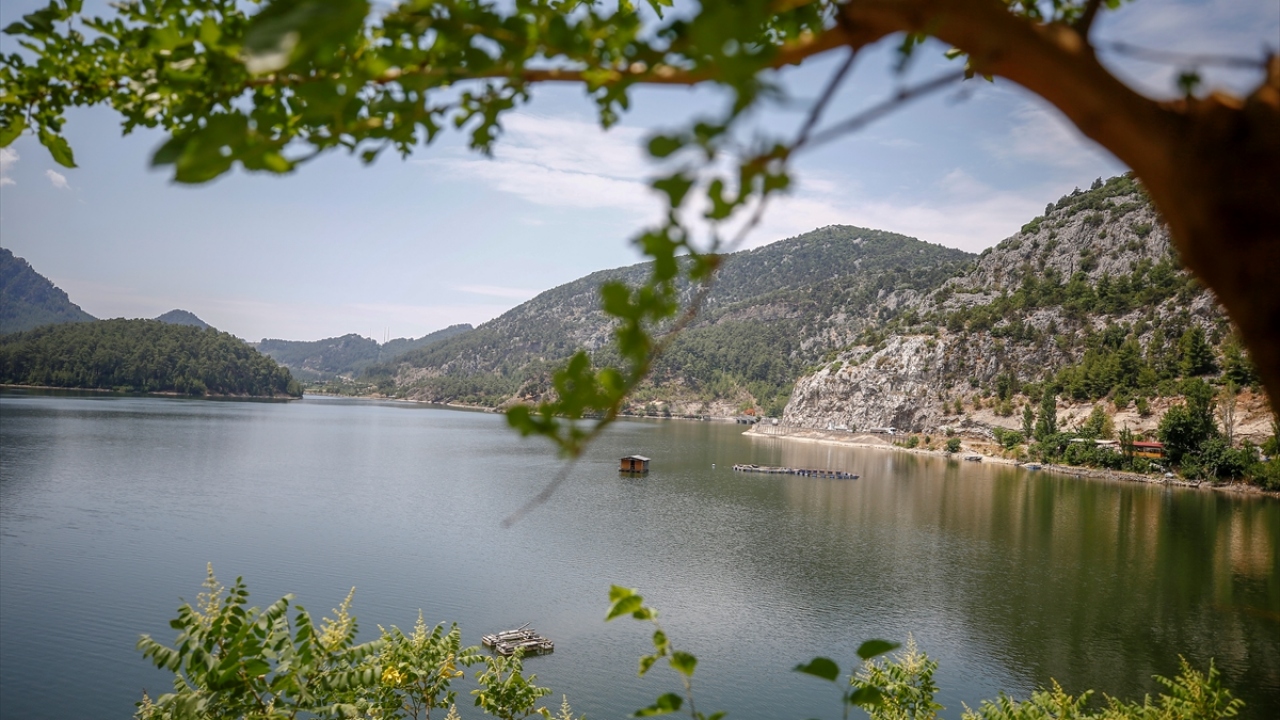 Oğluyla balık tutup stres attı