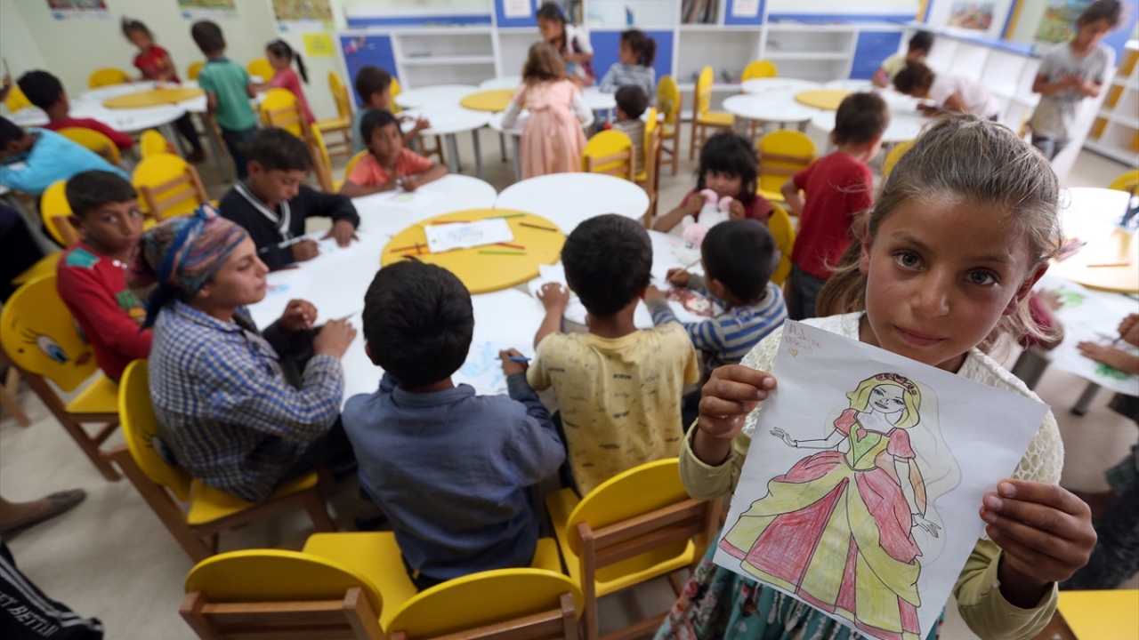 METİP Yerleşkesi`ndeki okul bulunmasından duyduğu memnuniyeti ifade eden Kalkan, "Ben çocuğumu Adana`dan alıp 3 ay buraya geliyordum, okulsuz kalıyordu ama şu an çocuğum okuyabiliyor. Öğretmeni var, sağlık ekibi var" dedi.