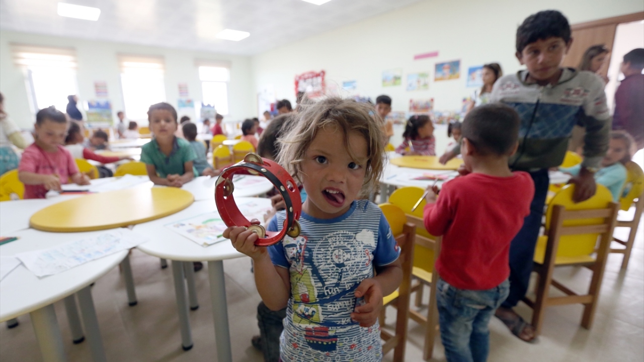 Oyun oynayan çocukların kimi öğretmen, kimi doktor, kimi de mühendis olmanın hayalini kuruyor.