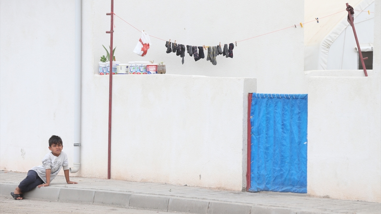 Mevsimlik Tarım İşçileri Yerleşkesi`nde, banyo, mutfak, elektrik ve su bulunuyor. Ayrıca, okul ve sağlık hizmetleri de veriliyor. İşçiler, derme çatma çadırlarda barınan işçilere göre daha rahat koşullarda yaşıyor.