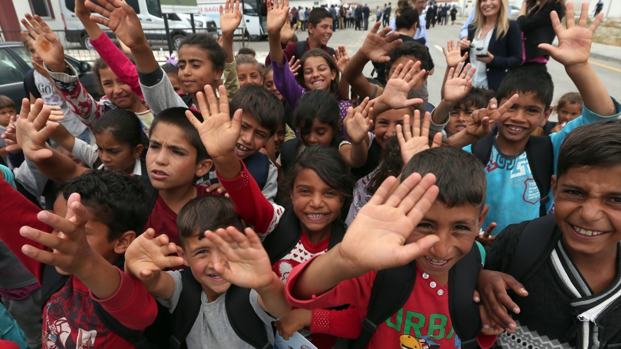 Sarı kır çiçekleri arasından geçerek ulaşılan Sarıoba köyündeki tesise, anne babaları tarlaya çalışmaya giden çocukların sesleri hayat veriyor.