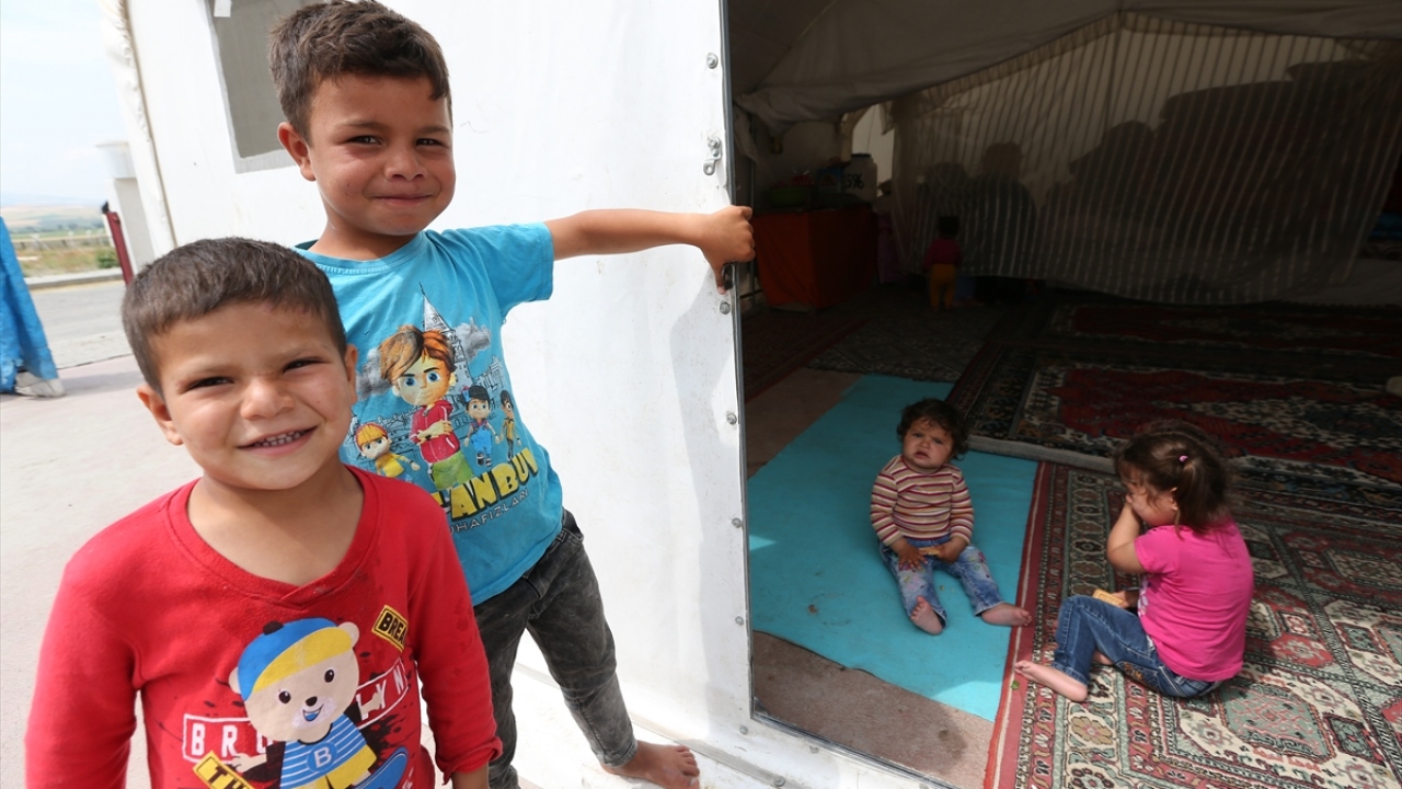 İşçi çavuşu Mehmet Nuri Kalkan ise, 20 senedir tarım işçisi olarak Adana ve Polatlı`da çalıştıklarını ve göçer bir hayat sürdüklerini anlattı. 