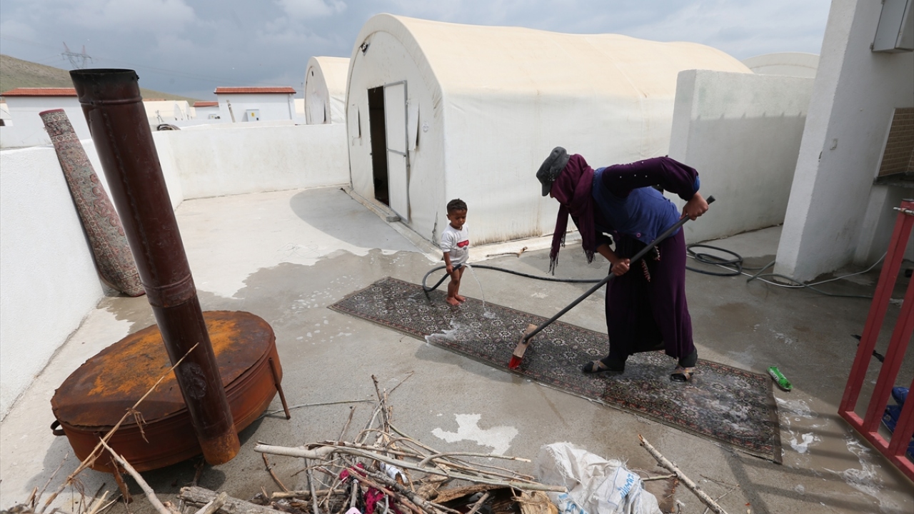 Haneler arasından geçildiğinde ateş başında yufka pişiren, hortumla halı yıkayan, çocuklarına leğenin içinde banyo yaptıran kadınlar ve bebeklerin sesleri duyuluyor.