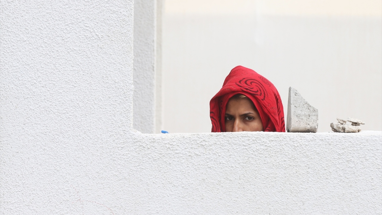 Bebeğini gurbette doğurmanın burukluğunu yaşayan Selmuh, çocuğunu evinde büyütmenin hayalini kuruyor. 19 yaşındaki Selmuh, alıştığı yerden uzak olmanın zorluğunu anlattı.