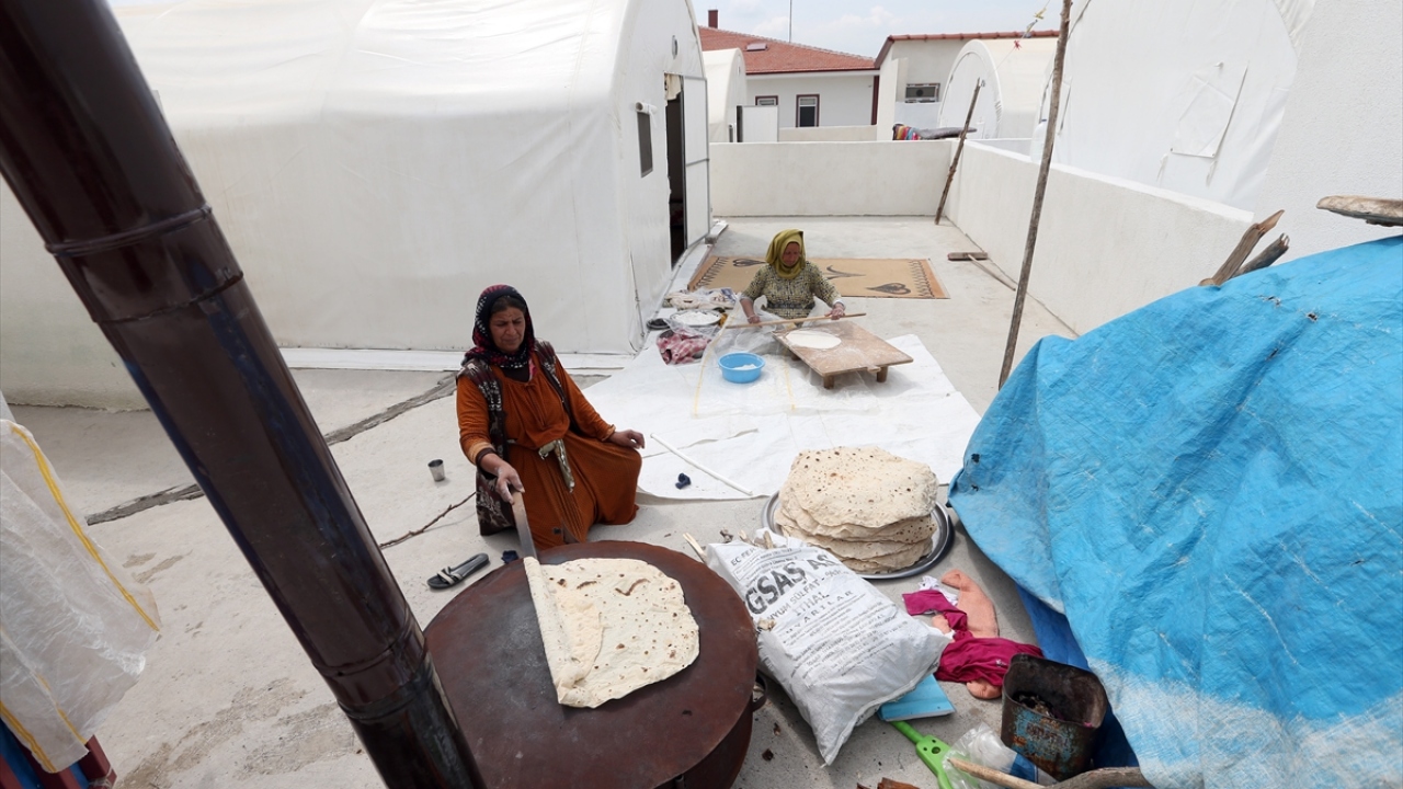 Tarım mevsimi bitene kadar pancar, soğan, pamuk, ayçiçeği çapasıyla uğraşan işçiler, birçok şehirde kendi imkanlarıyla kurdukları derme çatma çadırlarda yaşamak zorunda kalıyor.