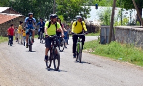 Pedallarını köy okulundaki çocuklar için çevirdiler
