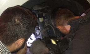 Araç motoruna sıkışan yavru kedi kurtarıldı