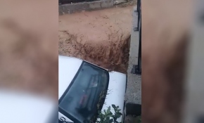 Isparta'da sağanak otomobili dereye sürükledi