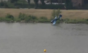 Polonya'da gösteri uçağı nehre düştü