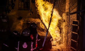 Otomobilde çıkan yangın doğalgaz kutusuna sıçradı