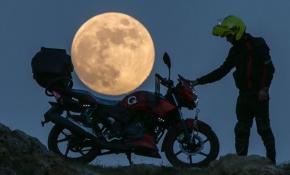 Dolunay ışığında motosiklet sürdüler