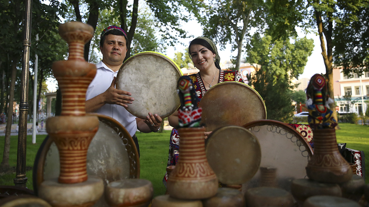 Geleneksel müzik aletleri, şehri ziyaret edenlerin ilgisini çekiyor.
