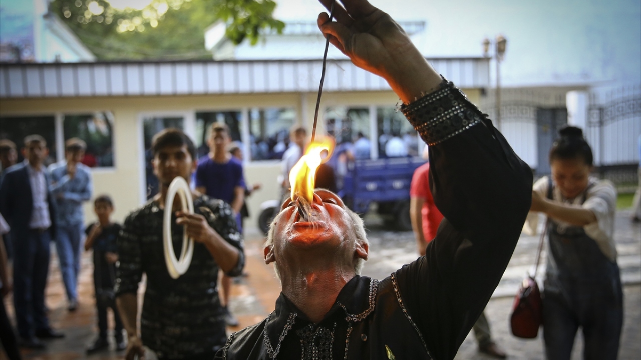 Şehir merkezinde, ateş ile gösteri yapan Tacikistanlı ziyaretçilerin ilgisini çekti.