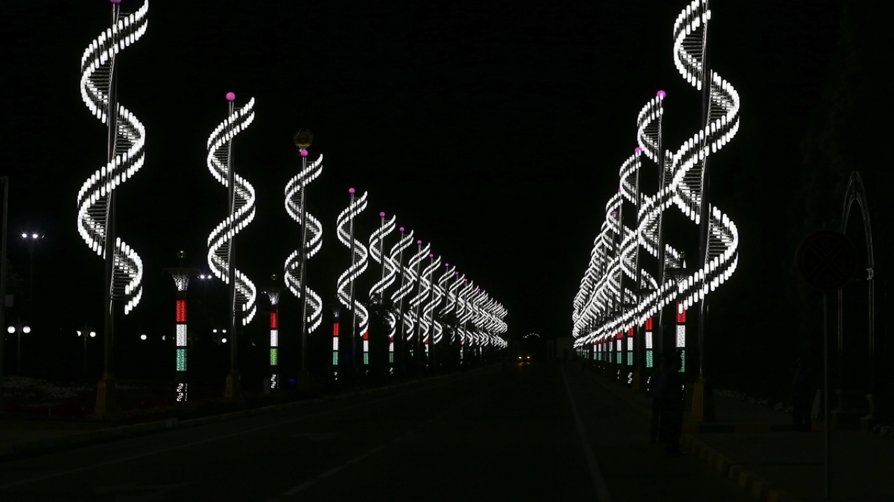 Şehrin ışıklandırılan caddeleri güzel görüntü oluşturuyor.