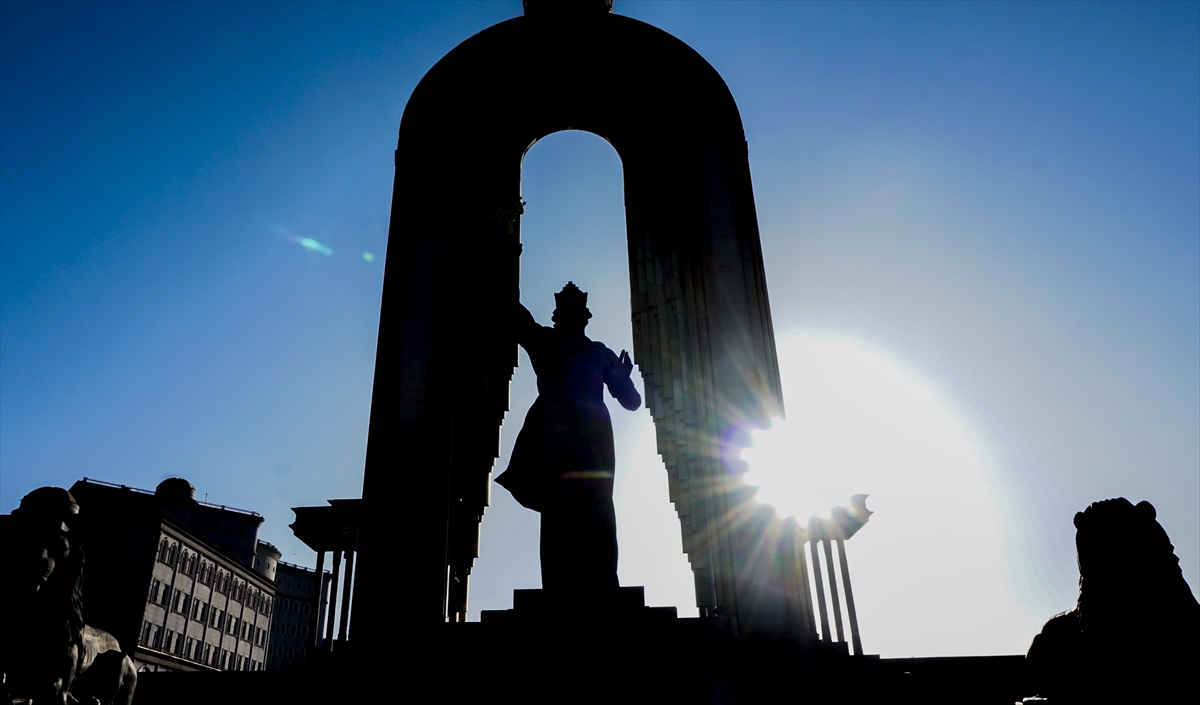 Tacikistan`ın başkenti Duşanbe`de ülkenin kurucusu İsmail Somoni`nin heykeli, şehri ziyaret eden yerli ve yabancı turistlerin ilgisini çekiyor.