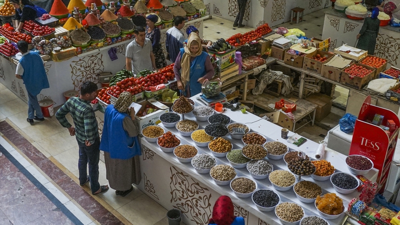 Şehri ziyaret edenler, Mehrgon Pazarı`ndan alışveriş yapıyor.