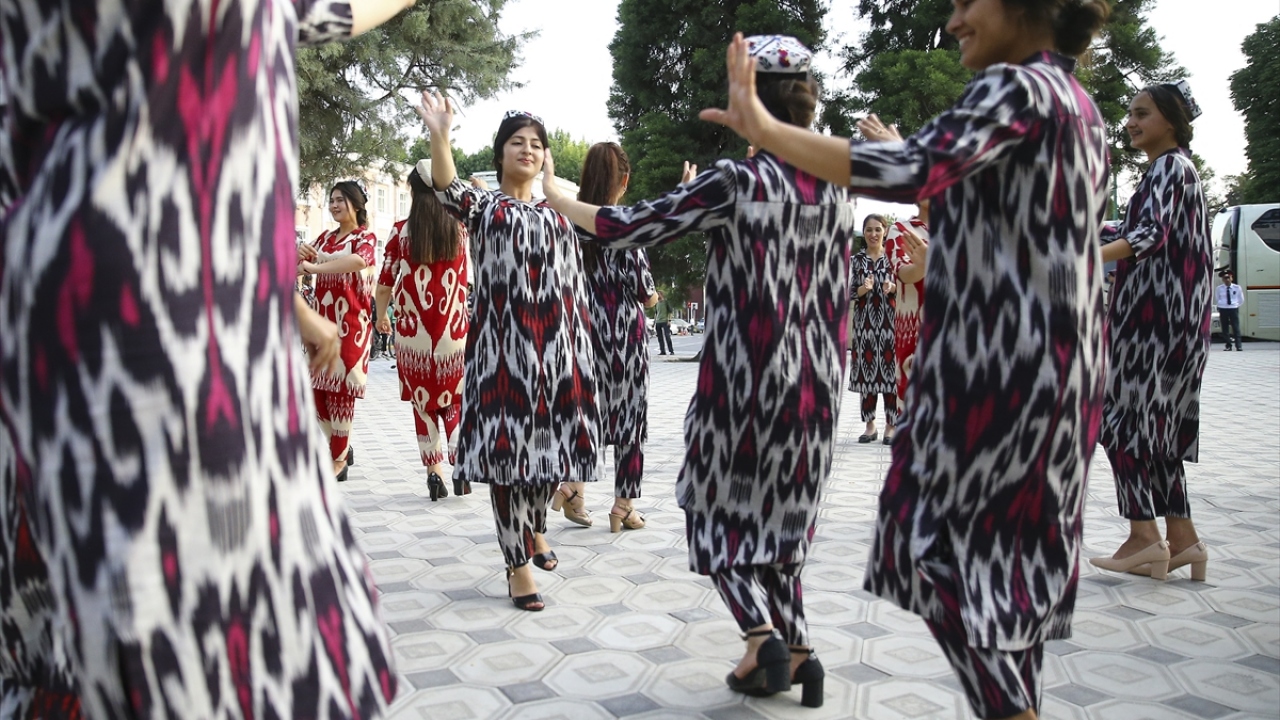 Şehir merkezinde geleneksel kıyafetlerle gösteri yapan Tacikistanlılar ziyaretçilerin ilgisini çekti.