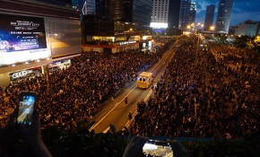 Hong Kong'ta ambulansa yol açma videosu sosyal medyada viral oldu