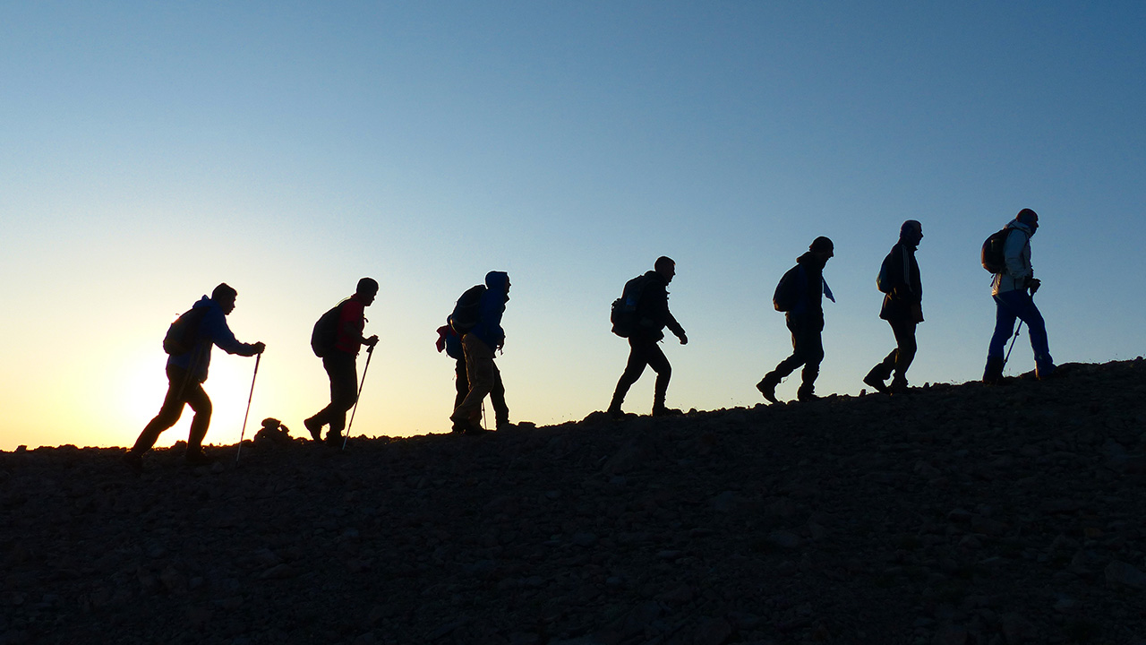 Türkiye`nin dört bir yanından binlerce doğa tutkunu, 22`ncisi düzenlenen "Eğirdir Turizm Tanıtma ve Doğa Sporları Derneği (EUDOST) Dağcılık Şenliği" kapsamında 2 bin 998 metre rakımlı Anamas Dağı`na tırmanmak için bölgede kamp yaptı.