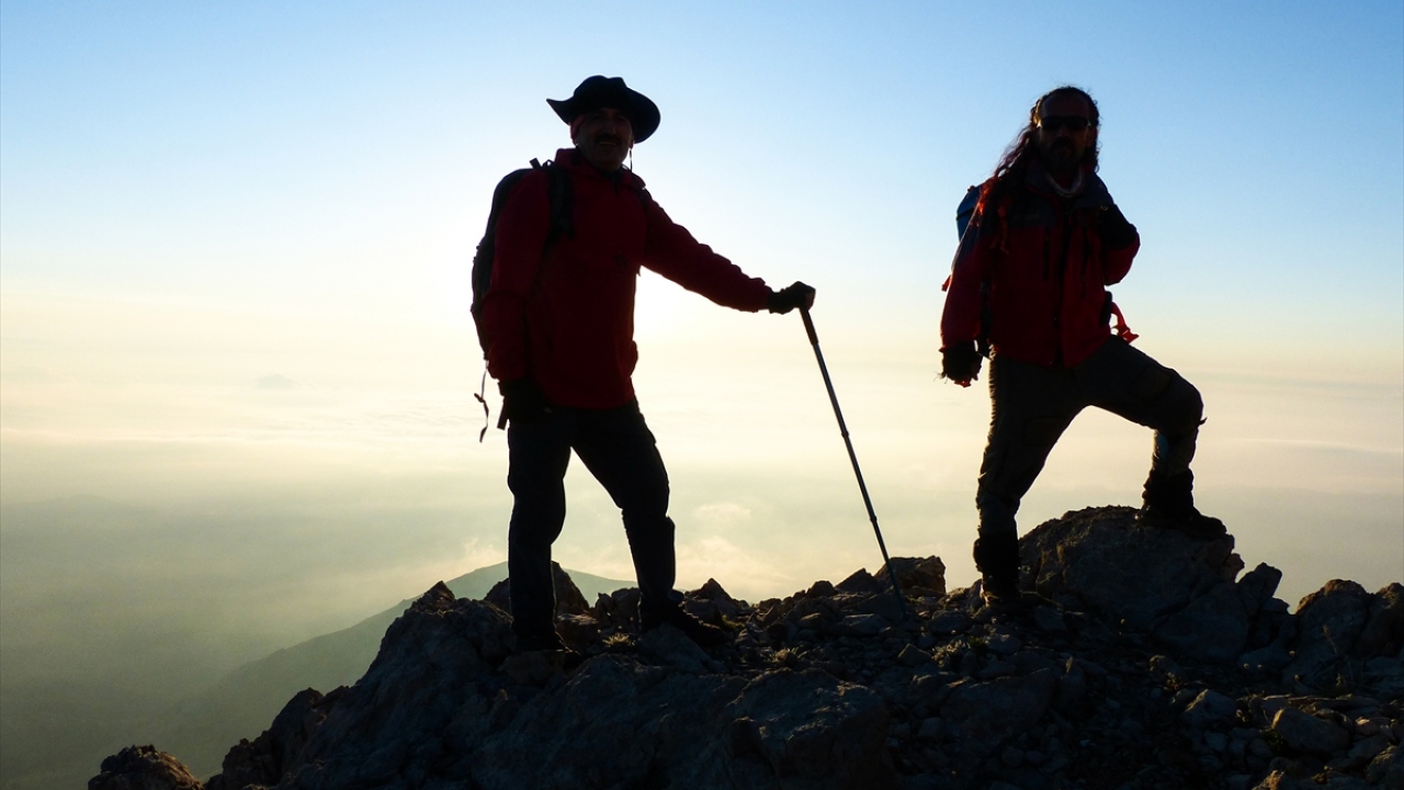 Gün doğmadan tırmanışa başlayan dağcılar, zirvede gün doğumunu izlemenin ve fotoğraf çekmenin mutluluğunu yaşadı. Tırmanışa katılmayan doğaseverler ise açık havada vakit geçirmenin keyfini çıkardı. 
