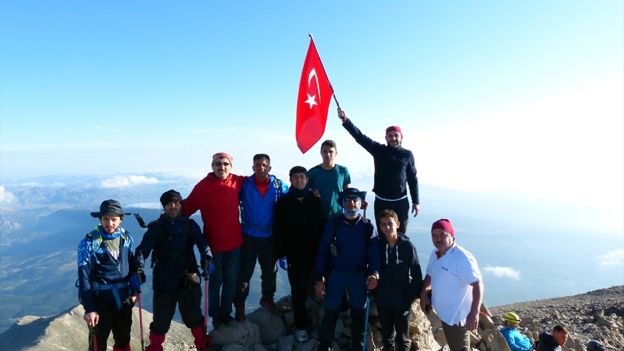 Şenliğe, yaklaşık 2 bin doğasever ile dağcı katıldı.