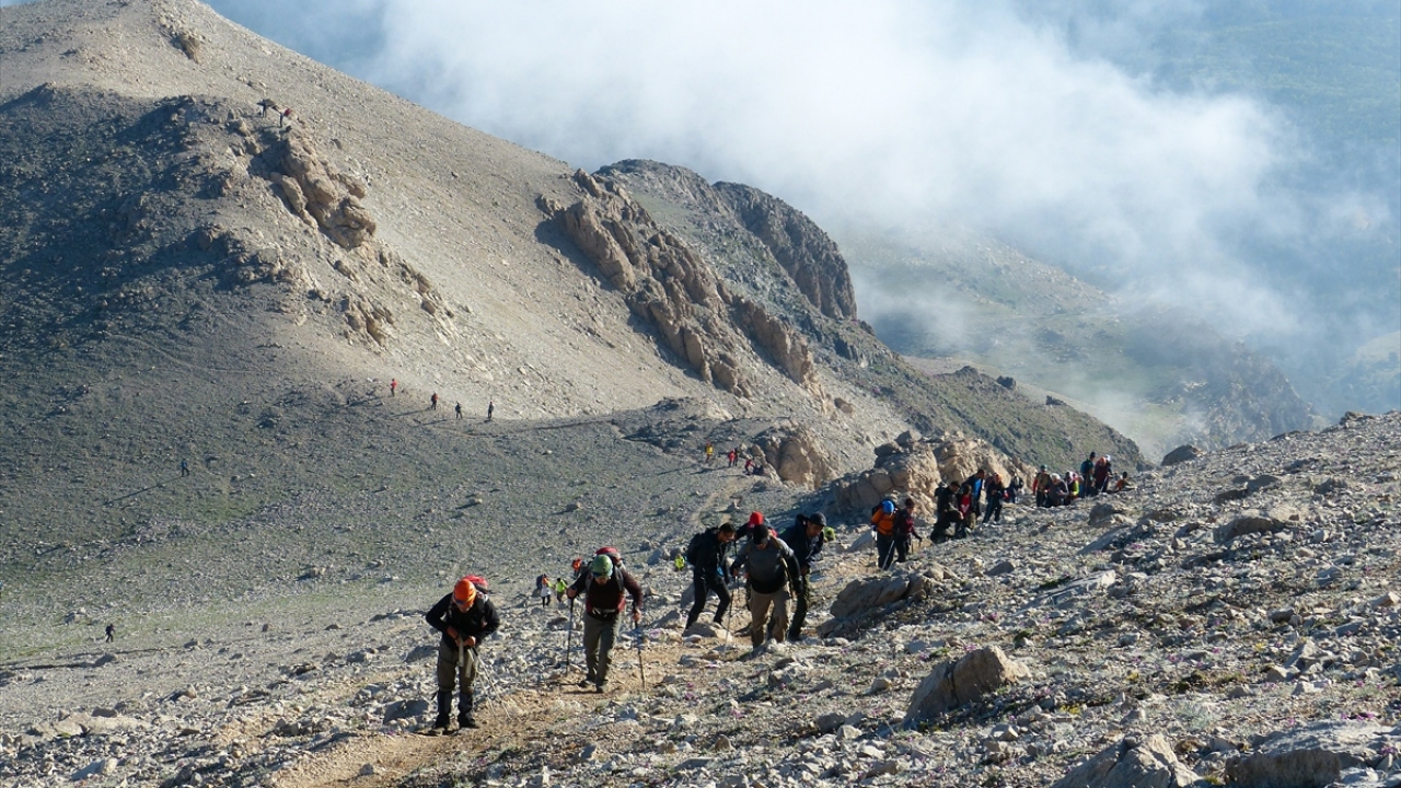 77 yaşında 11 zirve tırmanışı yaptı