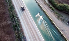 Kendi imkanlarıyla sulama kanalında sörf yaptılar