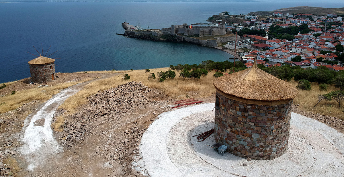Çanakkale`nin en önemli turizm bölgelerin biri olan, Türkiye`nin üçüncü büyük adası konumundaki Bozcaada`da bulunan ve uzun süre atıl durumda kalması nedeniyle yıkılan yel değirmenlerinin yeniden yapılmasına karar verildi.