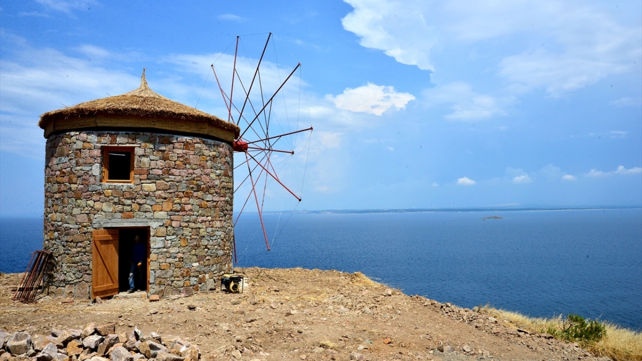 Bozcaada Kaymakamlığınca hazırlanan proje kapsamında eski yerleri tespit edilen değirmenlerin, adada yaşayanlardan toplanan eski fotoğraflarla konumları kesinleştirildi, ilgili noktalarda temizlik ve düzleme çalışmaları yapıldı.