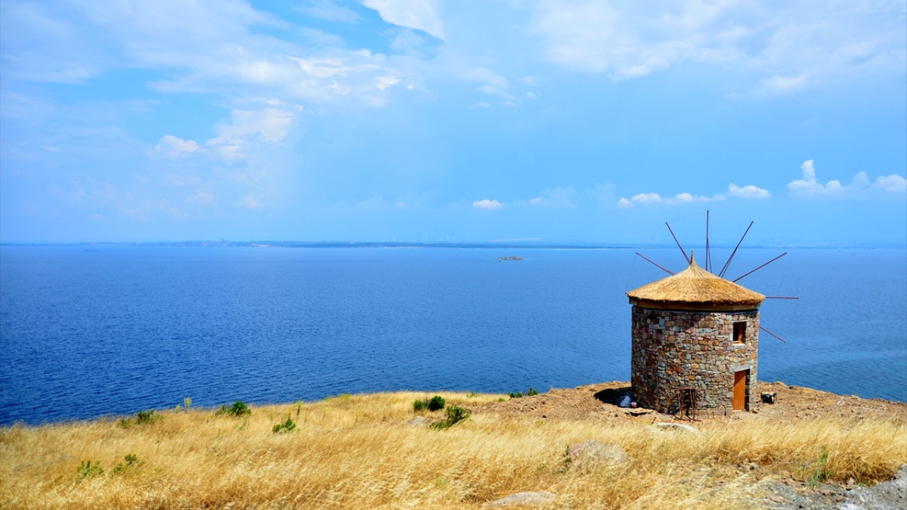 Daha sonra güney cephede 4 metre çapında ve 6,5 metre yüksekliğinde 2 değirmenin inşası tamamlandı. Kuzey bölümde yer alacak görsel amaçlı değirmenin ise inşa çalışmaları sürüyor.