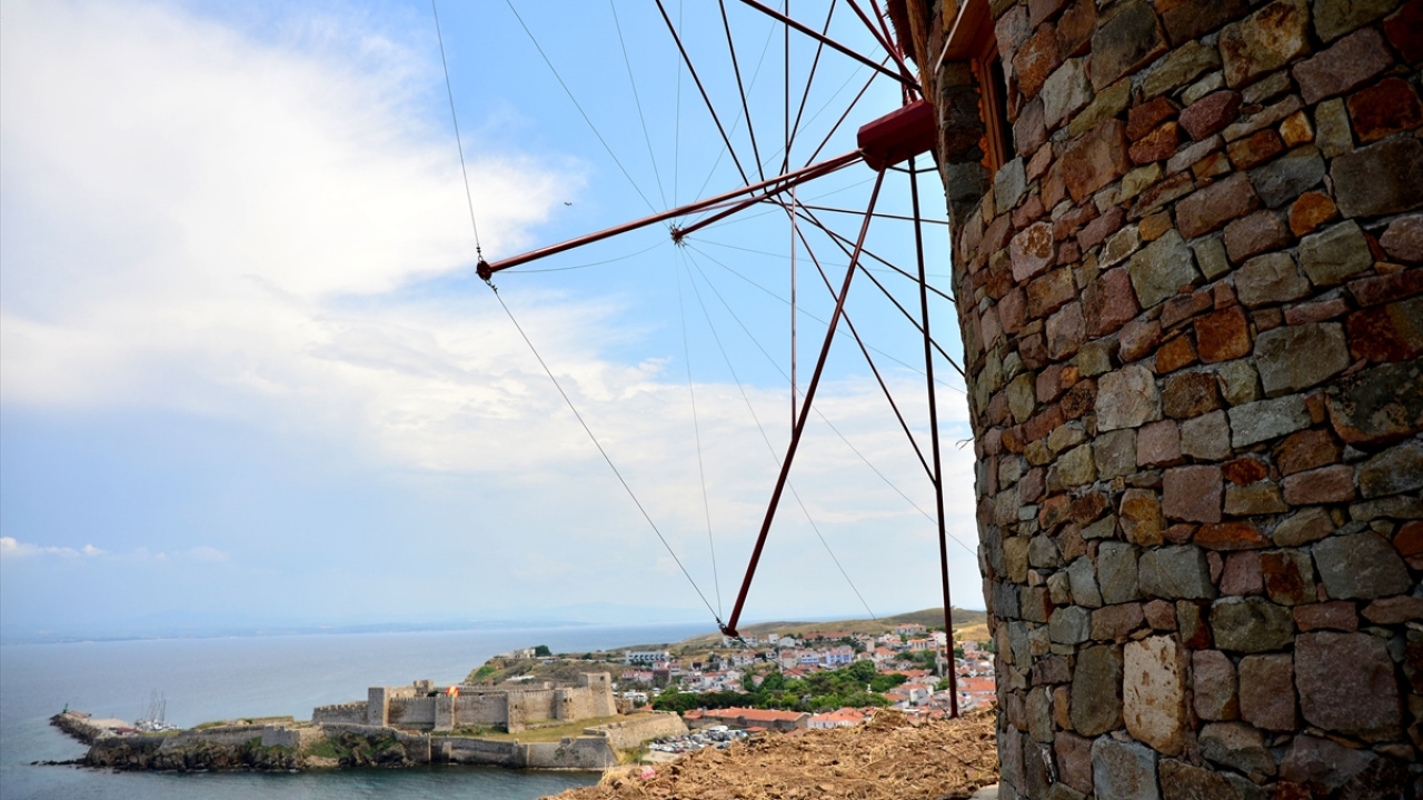 Çok sayıda fotoğrafçı henüz çevre düzenlemeleri tamamlanmayan bölgede yel değirmenleriyle Bozcaada`nın eşsiz manzarasını çektikleri fotoğraf kareleriyle ölümsüzleştiriyor.