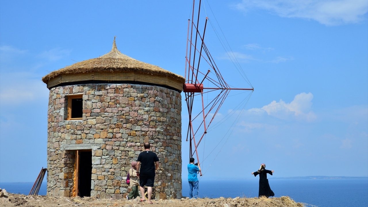 Bozcaada Kaymakamı İbrahim Gültekin, yaptığı açıklamada, yel değirmenlerinin bin yıllık geçmişe ışık tuttuğunu söyledi.