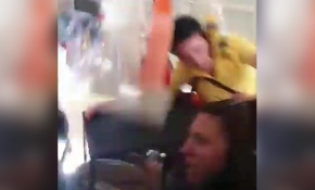 Uçak türbülansa girdi, hostes uçağın tavanına çarptı