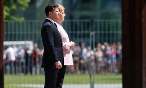 Merkel, karşılama töreninde fenalaştı