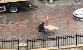 Dizlerine kadar gelen suya aldırmadı, çorba keyfini sürdürdü