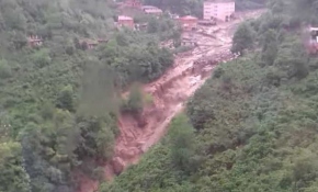 Trabzon'da sel suları önüne çıkan her şeyi sürükledi