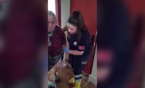 İtfaiye ekipleri evini su basan yaşlı kadını kurtardı