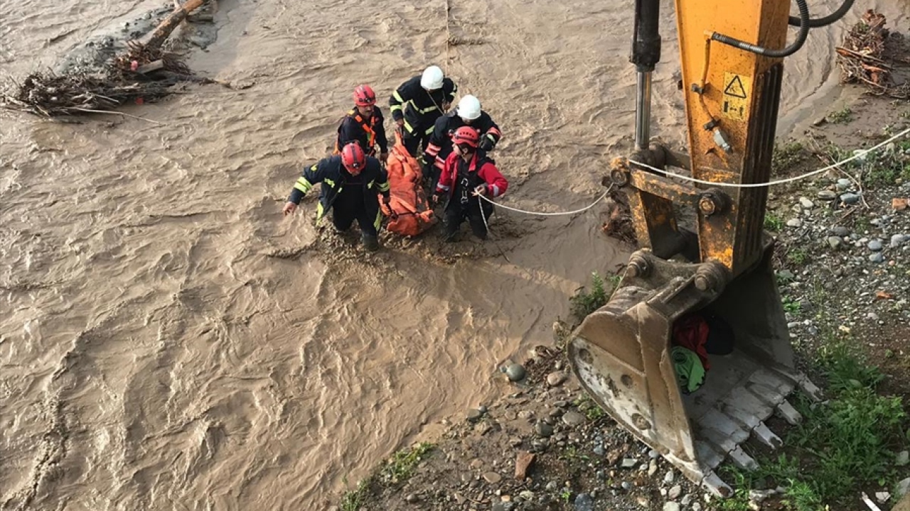 Oluşan selde Çamlıktepe Mahallesi`ndeki 4 ev ve bir iş yeri yıkıldı.