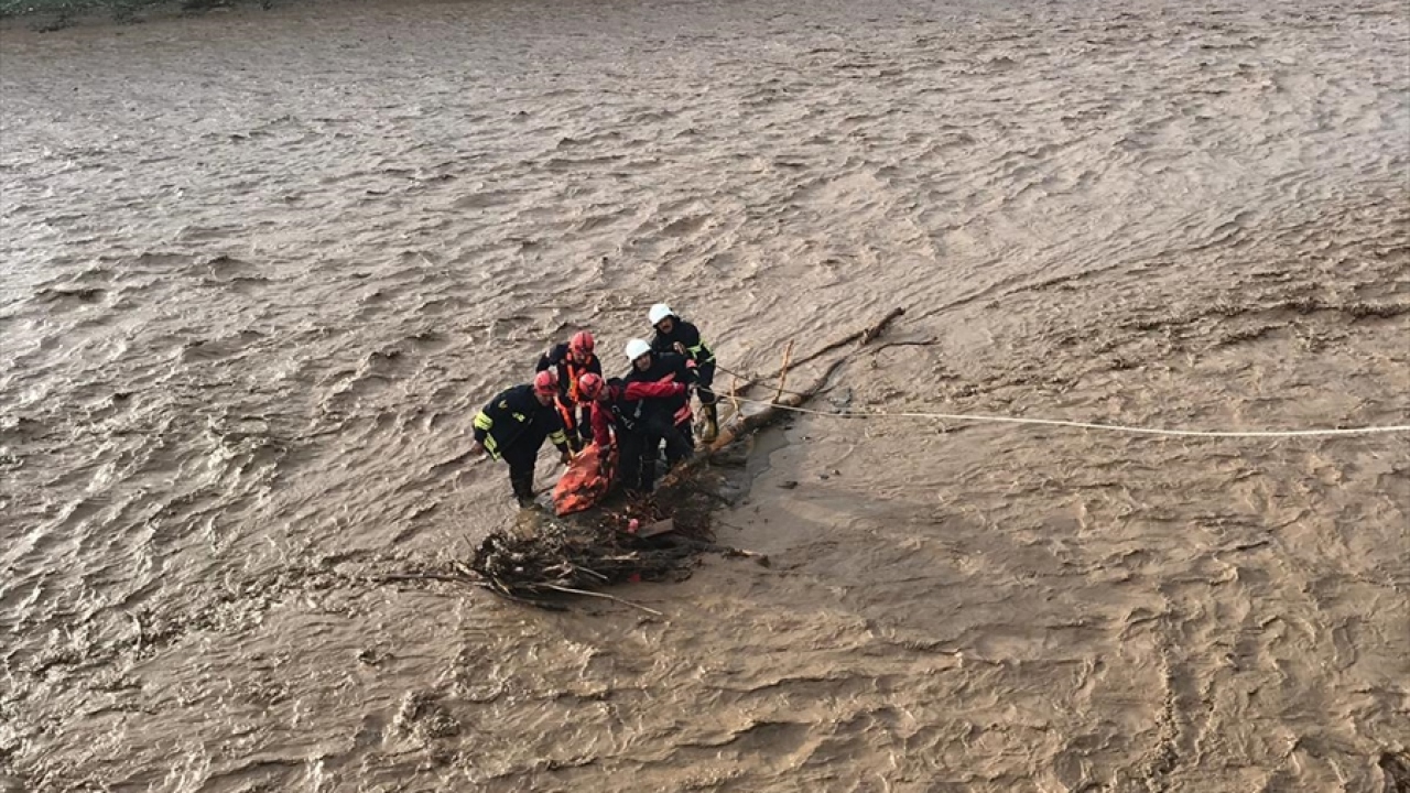 İlk belirlemelerde sel suyuna kapılan 10 kişi kişi kayboldu, 2 kişi ise yaralı olarak kurtarıldı.