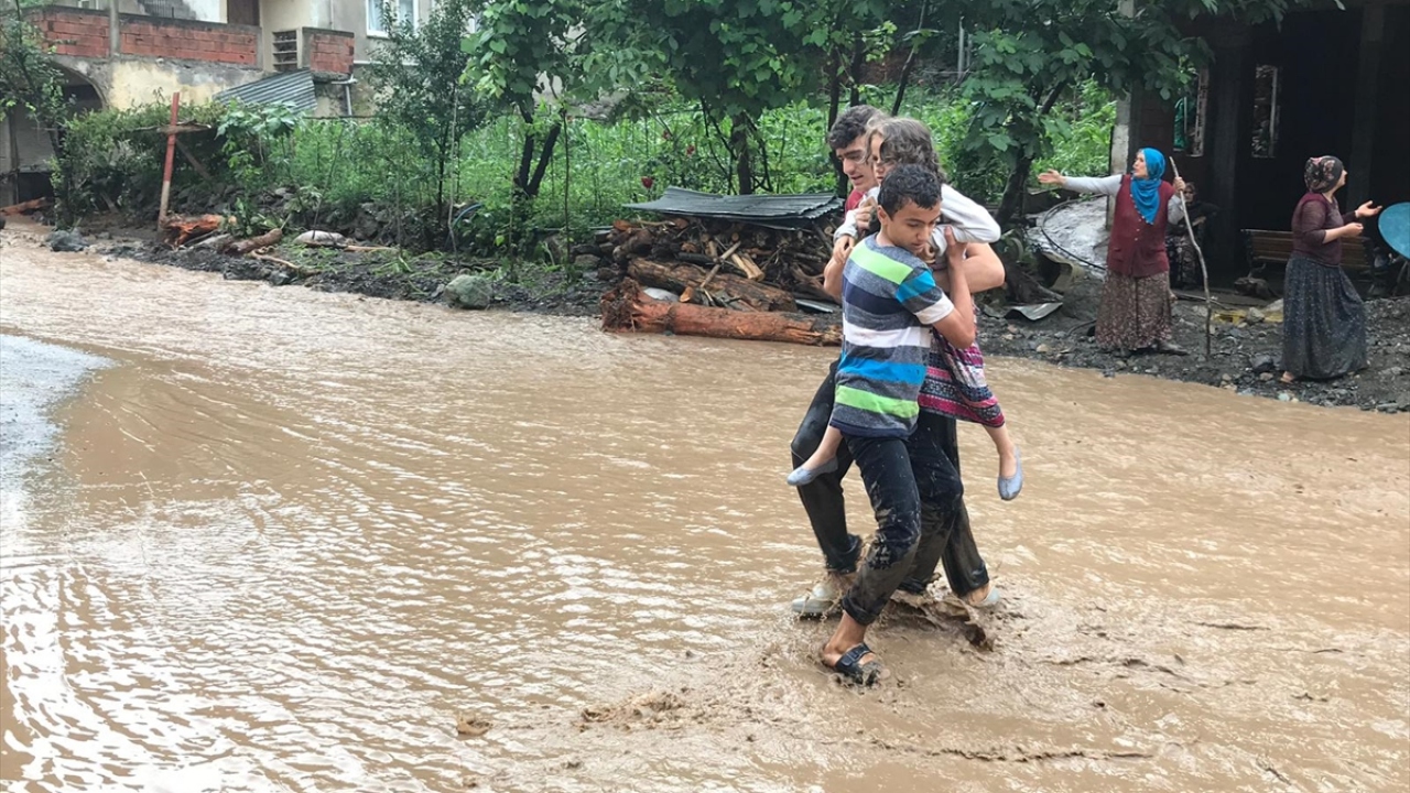 Olayın duyulmasıyla birlikte bölgeye jandarma ve AFAD ekipleri sevk edildi.