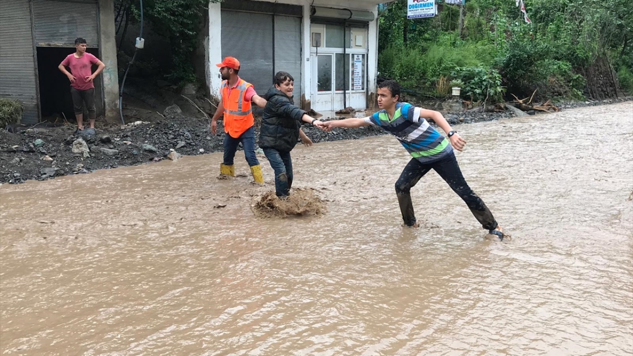 Ekiplerin yaptığı çalışma sonucu kaybolan 10 kişiden 4`ünün cansız bedenine ulaşıldı.