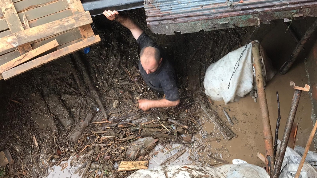 Kaybolan 6 kişiyi arama çalışmaları devam ediyor.