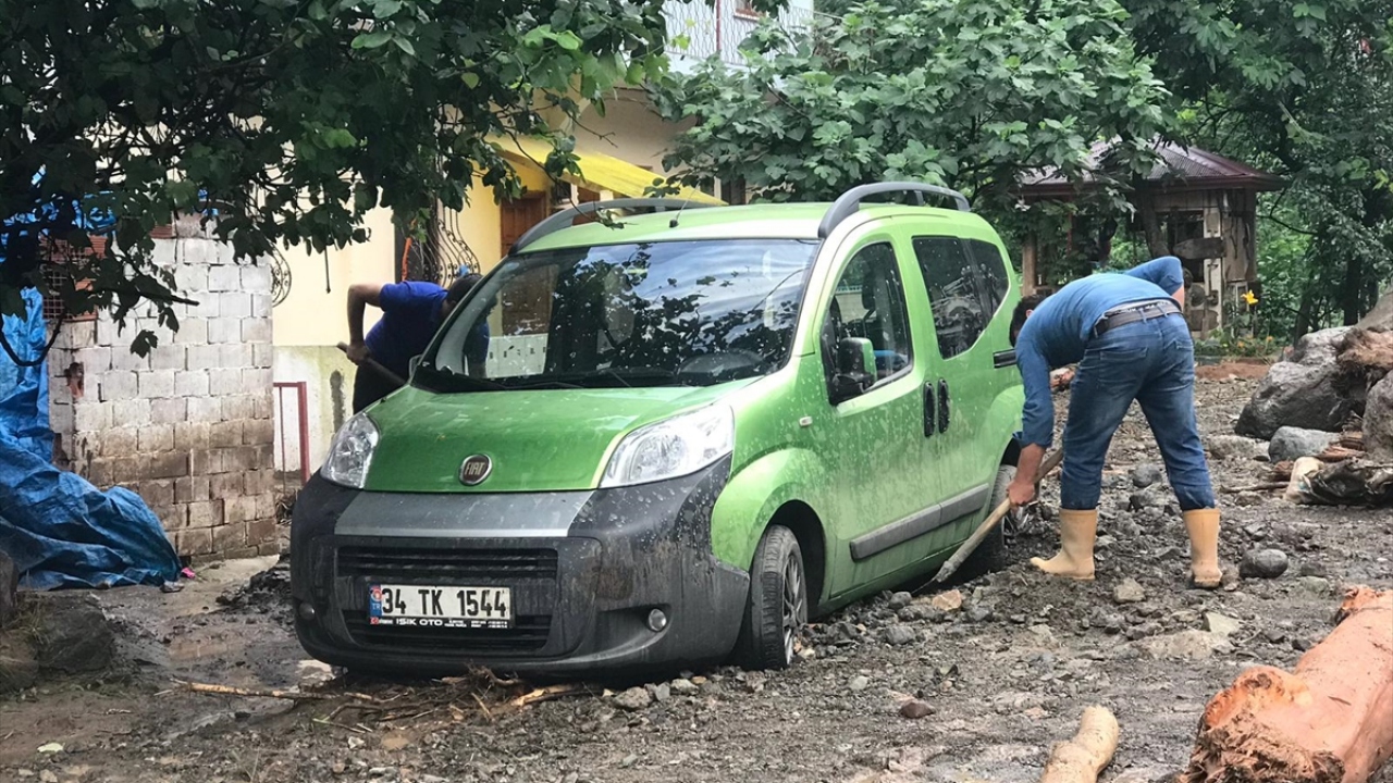 67 kişi helikopterlere bölgeden tahliye edildi.
