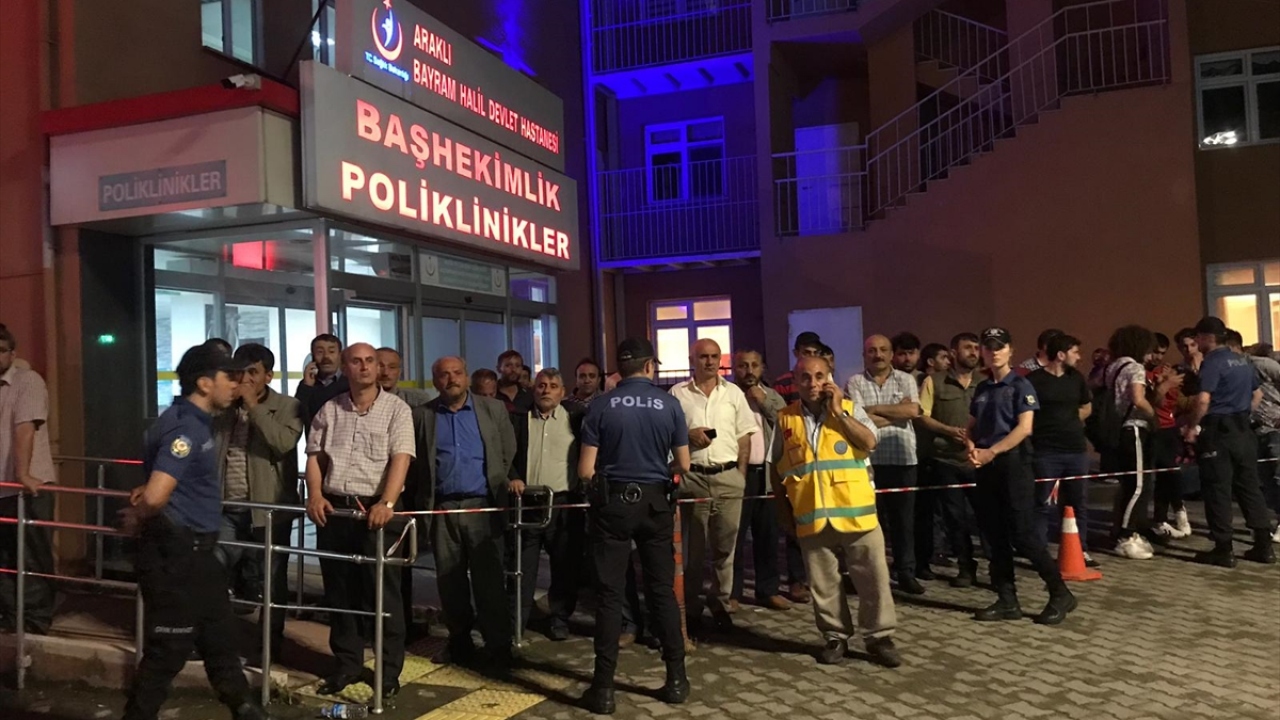 Araklı Bayram Halil Devlet Hastanesinde, yakınlarını kaybedenlerin ve vatandaşların ise bekleyişleri sürüyor.