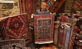 Dünyanın dört bir yanına Anadolu halılarını satıyor
