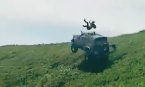 Arazi aracı takla atınca sürücü camdan fırladı