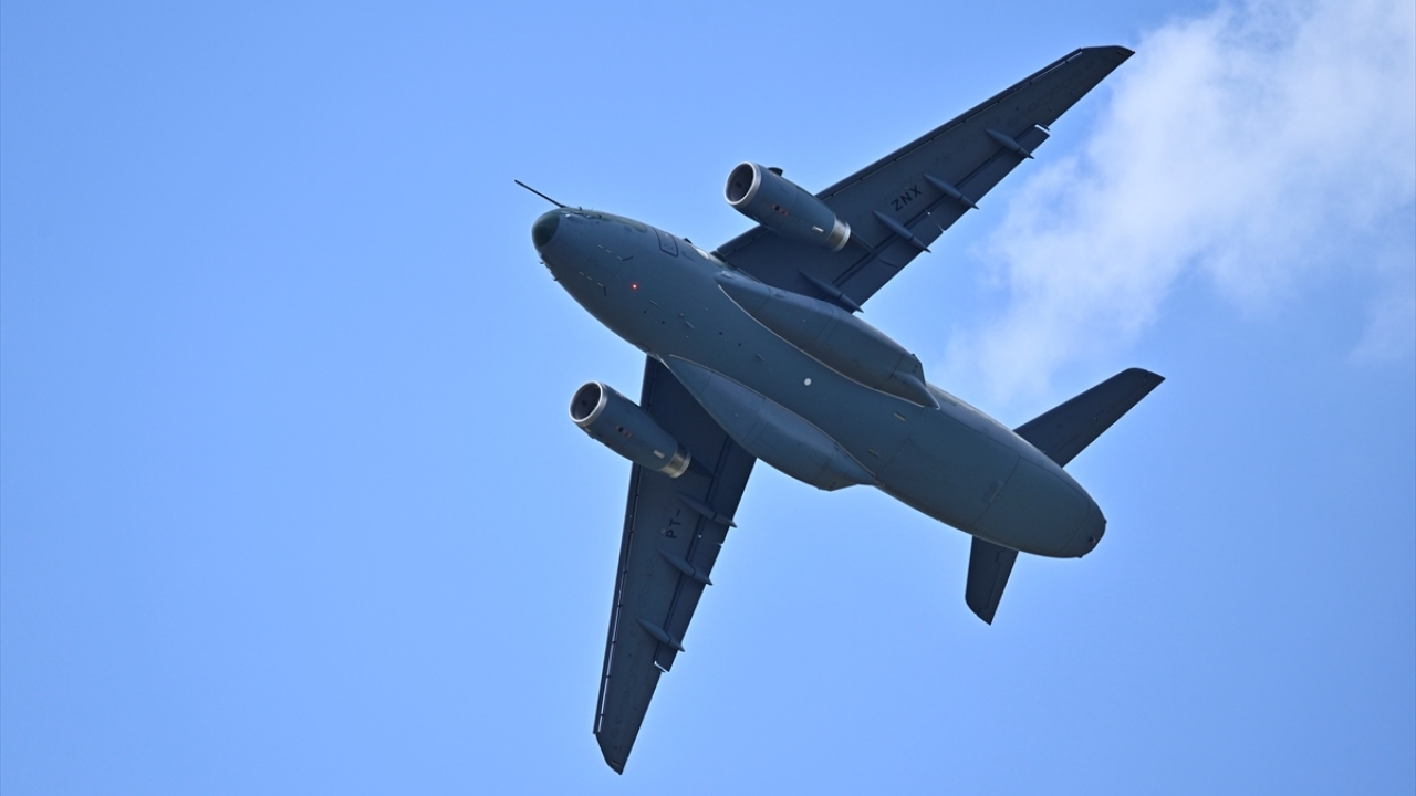 Fransa`nın başkenti Paris`teki Le Bourget havalimanında, bu yıl 53`üncüsü düzenlenen `Paris Air Show` adlı havacılık fuarında, Brezilya yapımı askeri jet nakliye uçağı olan Embraer KC-390 tanıtıldı.